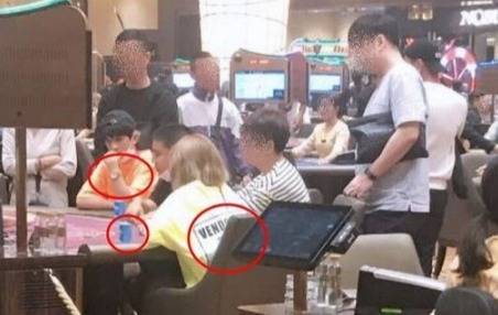 왼쪽부터 주황색 옷을 입은 그룹 버뮤다 출신 BJ 우창범, BJ 철구(본명 이예준), BJ 서윤(〃 전윤희)으로 추정되는 세 사람의 모습. 온라인 커뮤니티 갈무리
