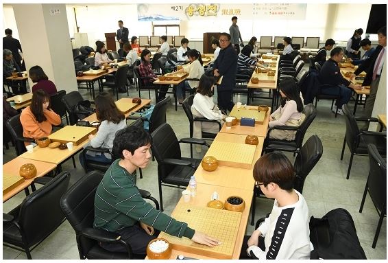 지난 3월 서울 홍익동 한국기원에서 열렸던 ‘제2기 용성전’에 참가한 선수들이 예선전을 벌이고 있다. 한국기원 제공