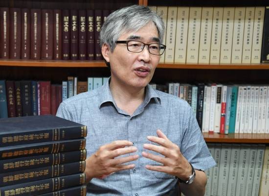 송규진 고려대 교수가 최근 서울 성북구 고려대 연구실에서 '통계로 보는 일제강점기 사회경제사'에 대해 설명하고 있다. 최종학 선임기자