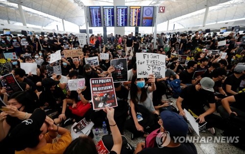 송환법 반대 시위대, 홍콩국제공항 점령 (홍콩 로이터=연합뉴스) '범죄인 인도 법안'(송환법)에 반대하는 홍콩 시위대가 8월 12일 홍콩 국제공항 출국장에 모여 시위를 벌이고 있다. 이날 수천 명의 시위대가 홍콩 국제공항을 점령한 채 연좌시위를 벌이는 바람에 여객기 운항이 전면 중단됐다. leekm@yna.co.kr