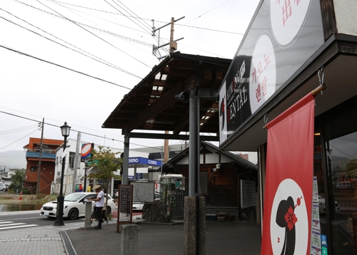 지난 13일 일본 온천관광지 유후인(湯布院)의 한산한 거리 모습. 관광객들을 상대로 일본 전통 의상인 '기모노'를 빌려준다는 안내가 한글로 적혀 있다.[연합뉴스 자료사진]