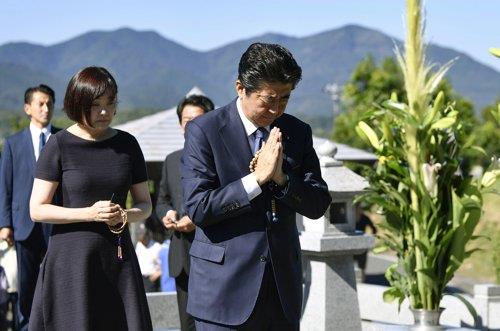 선친 묘소 앞에서 두 손 모은 아베 총리 [야마구치현 교도=연합뉴스] 아베 신조 일본 총리가 지난 13일 야마구치(山口)현 나가토(長門)에 있는 선친 묘소를 참배하고 있다.