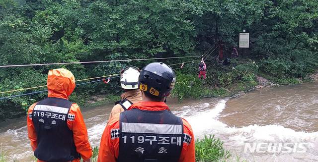 【고성(강원)=뉴시스】김경목 기자 = 태풍 크로사의 영향으로 많은 비가 내린 15일 오전 강원 속초소방서 구조대원들이 고성군 토성면 원암리 미시령계곡에서 고립된 등산객을 구조하고 있다. 2019.08.15. (사진=속초소방서 제공) photo@newsis.com