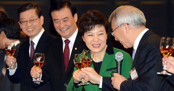 박근혜(오른쪽 두 번째) 전 대통령이 25일 오후 세종문화회관 세종홀에서 열린 대통령 취임 경축연에 참석해 양승태(오른쪽) 전 대법원장과 건배하고 있다. 2013.5.25 서울신문 DB 박근혜(오른쪽 두 번째) 전 대통령이 25일 오후 세종문화회관 세종홀에서 열린 대통령 취임 경축연에 참석해 양승태(오른쪽) 전 대법원장과 건배하고 있다. 2013.5.25 서울신문 DB