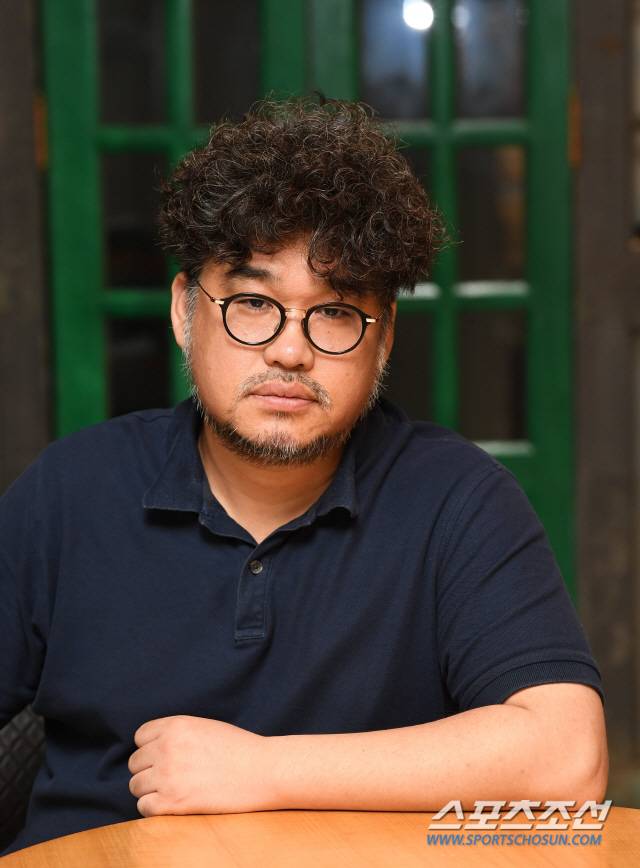 영화 '변신'의 김홍선 감독이 16일 서울 삼청동의 한 카페에서 진행된 인터뷰에 앞서 포즈를 취하고 있다. 영화 '변신'은 사람의 모습으로 변신하는 악마가 가족 안에 숨어들며 벌어지는 기이하고 섬뜩한 사건을 그린 공포 스릴러다. 삼청동=허상욱 기자 wook@sportschosun.com/2019.08.16/