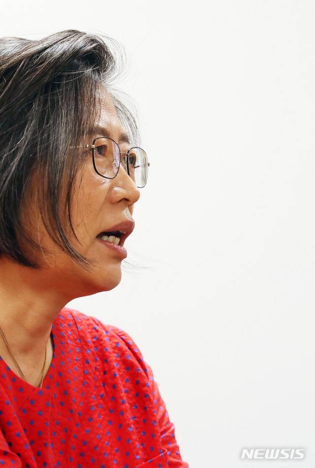 【서울=뉴시스】박주성 기자 = 이수정 경기대학교 교수가 6일 오후 서울 서대문구 경기대학교 서울캠퍼스에서 뉴시스와 인터뷰하고 있다. 지승호 인터뷰 전문 작가가 진행했다. 2019.08.09. park7691@newsis.com