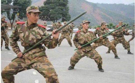 홍콩 시위대 학생들은 중국 군 훈련 사진을 공유하며 주둔군 개입 가능성을 제기하고 있다.[페이스북 캡쳐]