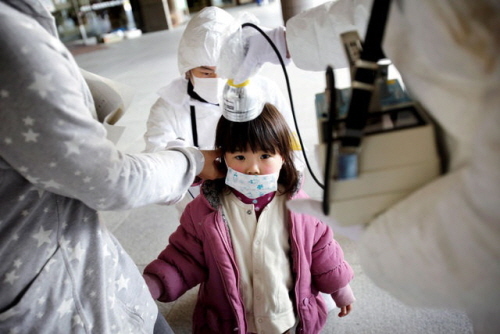 방사선 검사를 받는 일본 어린이. 후쿠시마 원전 사고 후 갑상샘암 발병이 크게 증가한 것으로 전해졌다. 사진=월스트리트저널 캡처