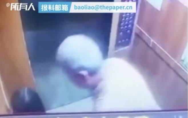 한 노인이 아이를 엘리베이터 코너에 몰아 넣고 있다. - 웨이보 갈무리