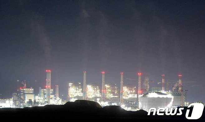 충남 보령 화력발전소에서 연기가 뿜어져 나오고 있는 모습./뉴스1DB