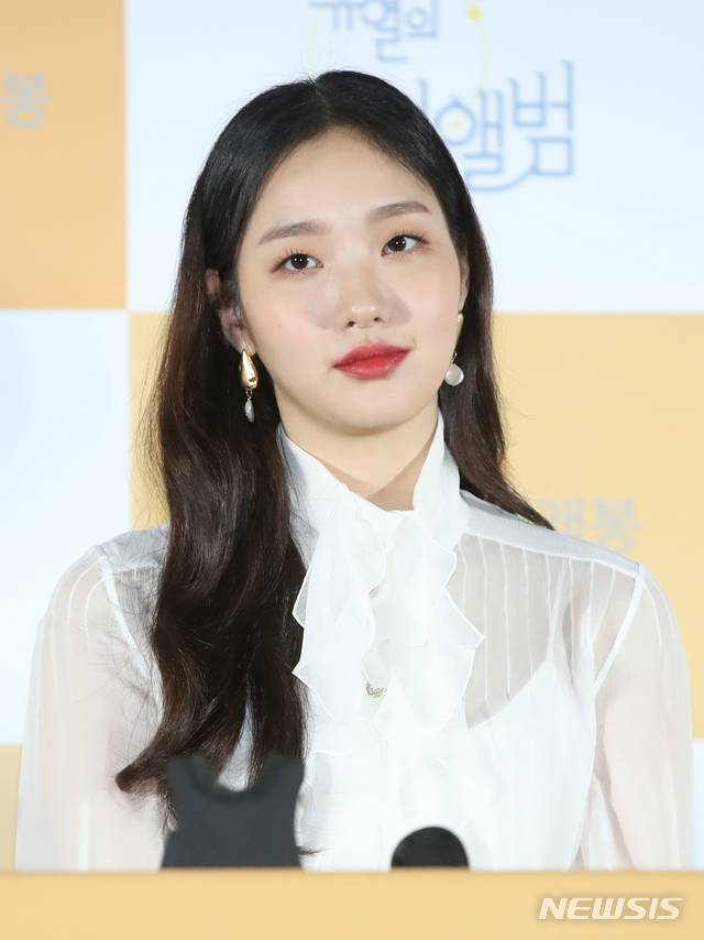 【서울=뉴시스】조수정 기자 = 배우 김고은이 영화 '유열의 음악앨범' 언론시사회가 열린 20일 오후 서울 이촌동 CGV용산아이파크몰에서 질문을 듣고 있다. 영화 '유열의 음악앨범'은 28일 개봉한다. 2019.08.20. chocrystal@newsis.com