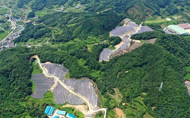 공사현장 인근 산지의 산봉우리가 사라진 자리에 대규모 태양광 발전소가 자리 잡고 있다.