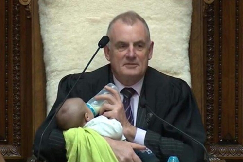 동료의원의 아기에게 분유를 먹이는 트레버 맬러드 뉴질랜드 국회의장[출처: 맬러드 의장 트위터]