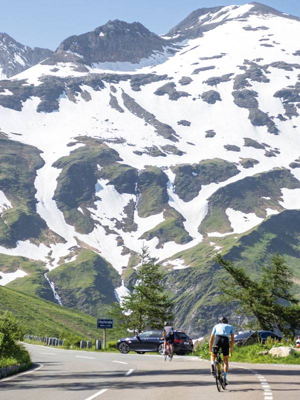 48km의 도로를 자전거로 힘차게 올라간다