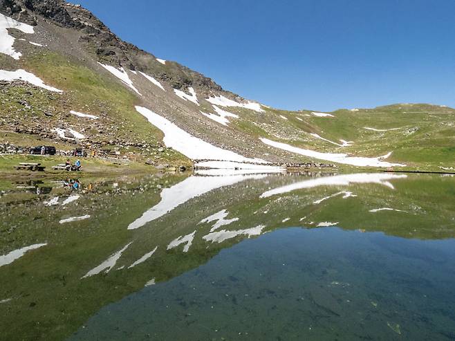 가장 선명한 하늘과 호수의 데칼코마니