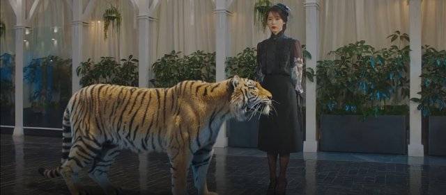 드라마 ‘호텔 델루나’에서 장만월(아이유)은 죽은 백두산 호랑이의 원혼을 달래준다. 시청자들로부터 호평을 받았던 이 호랑이 컴퓨터그래픽(CG) 작업물을 완성하는 데 3개월이 걸렸다. 제작을 담당한 디지털아이디어는 그간 개발연구팀을 만들어 호랑이, 독수리, 고릴라, 용 등 사실적인 크리처(생명체) 기술력을 축적해 왔다. tvN 제공