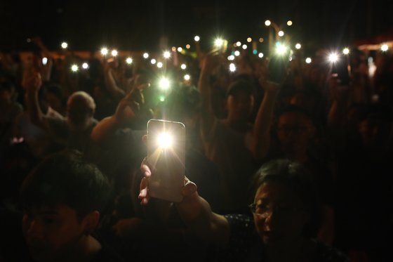 6월 4일 천안문 사태 30주년을 기념하는 대만의 시민들이 촛불시위를 벌이고 있다. [EPA=연합]