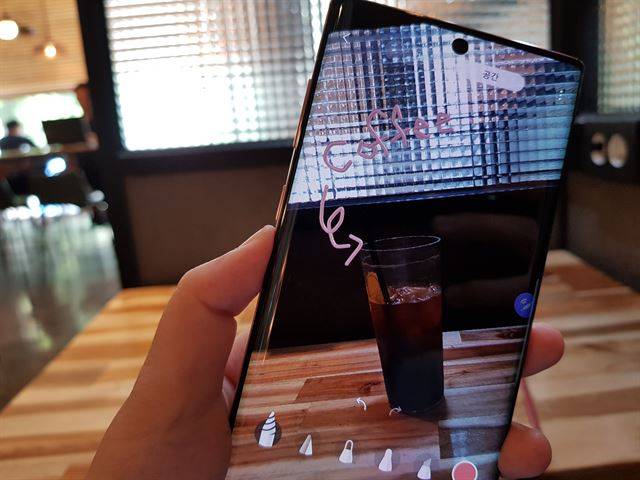 갤럭시노트10의 'AR 두들' 기능으로 사물을 찍고 있는 화면 위에 이미지를 덧입히면 이미지가 해당 사물을 인식해 따라다니는 콘텐츠를 만들 수 있다. 맹하경 기자