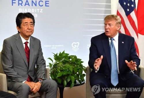 도널드 트럼프 미국 대통령(오른쪽)과 아베 신조 일본 총리 [AFP=연합뉴스 자료사진]