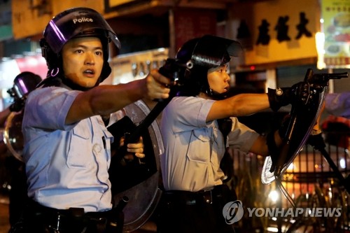 홍콩 시위대 겨눈 총 (홍콩 로이터=연합뉴스) 홍콩 경찰이 25일 췬완 지역에서 '범죄인 인도 법안'(송환법) 반대 시위대를 향해 총을 겨누고 있다. leekm@yna.co.kr