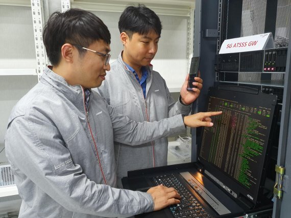 서울시 서초구 우면동에 위치한 융합기술원 내 연구실에서 직원들이 멀티무선 접속 기술(ATSSS)을 시연하고 있다. KT 제공