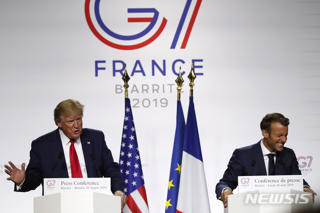 【비아리츠=AP/뉴시스】 도널드 트럼프 미국 대통령(왼쪽)과 에마뉘엘 마크롱 프랑스 대통령이 26일(현지시간) 프랑스 남서부 비아리츠에서 열린 주요 7개국(G7) 정상회의 폐막 후 공동 기자회견을 갖고 있다. 마크롱 대통령은 이날 트럼프 대통령이 하산 로하니 이란 대통령과 수주일 안에 만나기를 기대한다고 밝혔다. 2019.08.27