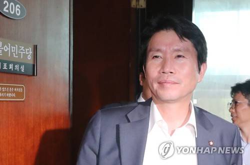 이인영 '당 법사위 위원들과 간담회를 마치고' (서울=연합뉴스) 김주형 기자 = 더불어민주당 이인영 원내대표가 27일 오후 국회 당 대표 회의실에서 열린 조국 법무부 장관 후보자 청문 일정 등을 논의하는 당 법제사법위원회 위원들과의 간담회를 마친 뒤 나오고 있다. 2019.8.27 kjhpress@yna.co.kr