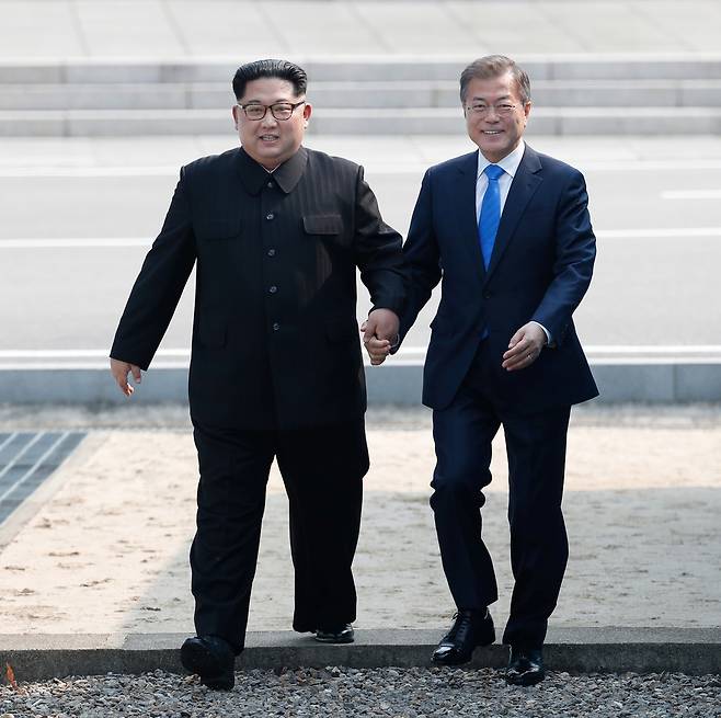 2018년 4월27일 문재인 대통령과 김정은 북한 국무위원장이 판문점 군사분계선을 두손을 맞잡은 채 북쪽에서 남쪽으로 넘어오고 있다. 사진공동취재단