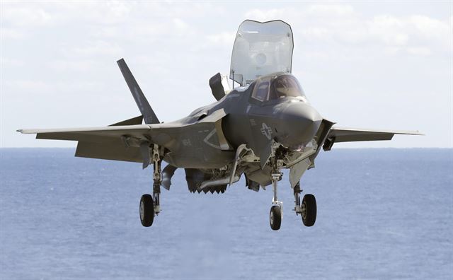 일본 정부가 내년 810억엔을 투입해 신규 취득키로 한 F-35B 전투기. 수직 이착륙이 가능한 최첨단 스텔스 항공기다. AP 연합뉴스 자료사진