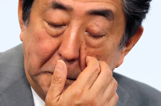 프랑스 비아리츠에서 열린 주요 7개국(G7) 정상회담에 참여한 아베 신조 일본 총리가 지난 25일(현지시간) 미일 정상회담을 앞두고 손으로 얼굴을 만지고 있다. 비아리츠=로이터연합