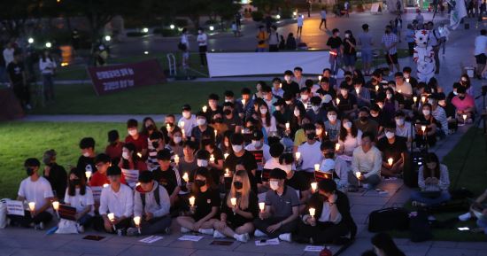30일 오후 서울 성북구 고려대학교에서 학생들이 조국 법무부장관 후보자 딸 입시비리 의혹에 대한 진상규명을 촉구하는 촛불집회를 하고 있다. 연합뉴스