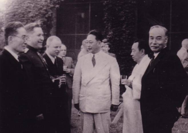 미소공위 때 소련 대표단과 대화를 하고 있는 여운형(맨 오른쪽). 여운형의 옆 한복 입은 이는 몽양과 함께 좌우합작운동을 주도했던 김규식, 가운데 양복 입은 이는 존 리드 하지 미군정사령관의 통역을 했던 이묘묵, 사진 맨 왼쪽은 민족변호사 허헌. 몽양여운형기념사업회 소장