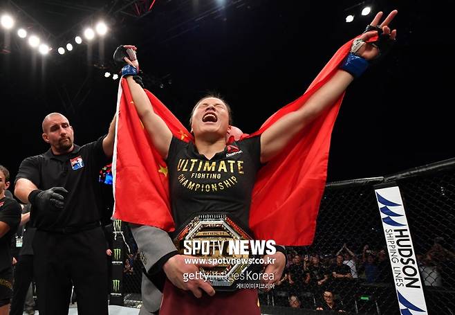 ▲ UFC 여성부 스트로급의 새로운 챔피언에 등극한 뒤 포효하는 장웨일리 ⓒ Gettyimages