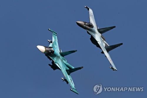 러시아 'MAKS 2019' 에어쇼에서 비행 중인 SU-35와 SU-34(좌) [타스=연합뉴스]