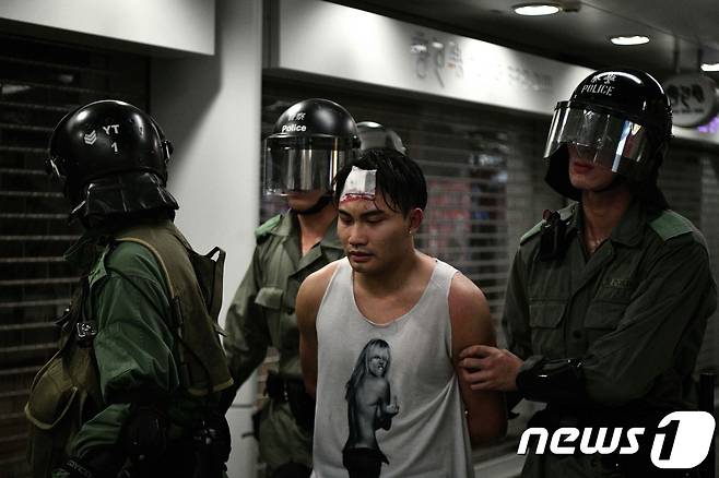 1일 홍콩 경찰이 시위대를 진압, 체포하는 모습. © AFP=뉴스1
