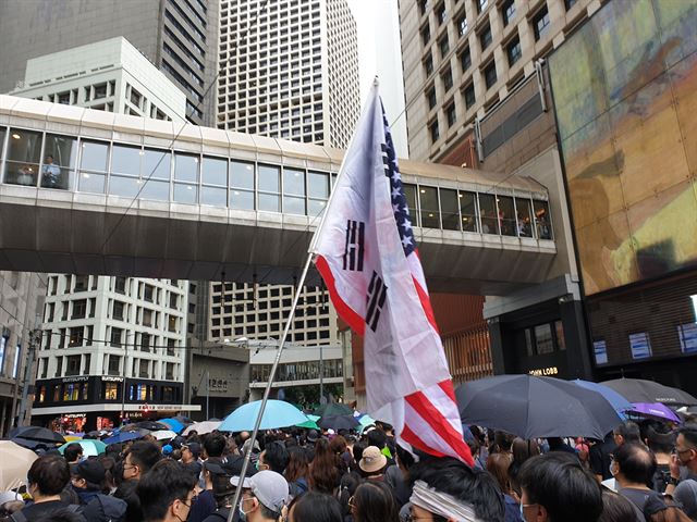 홍콩 거리 시위 현장에 등장한 깃발. 태극기와 성조기를 붙여 홍콩 시민들을 지원하는 동맹의 힘을 상징했다. 김광수 특파원