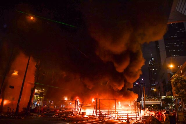 홍콩 완차이에서 31일 밤 시위대가 바리케이드에 불을 붙이자 연기가 치솟고 있다. 연합뉴스