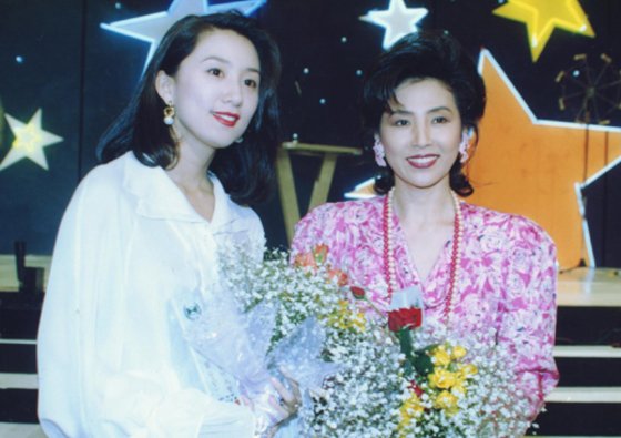 MBC 드라마 '아들과 딸'로 주연 김희애와 고두심은 1993년 백상예술대상 시상식에서 TV부문 대상 트로피를 동시에 받았다. [중앙포토]