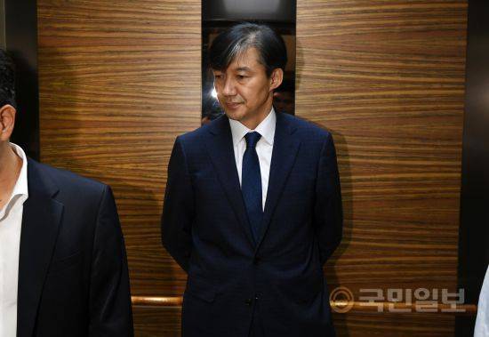 조국 법무부 장관 후보자가 2일 오전 서울 종로구 적선현대빌딩에 마련된 인사청문회 준비사무실로 출근해 승강기에 탑승하고 있다. 최현규 기자