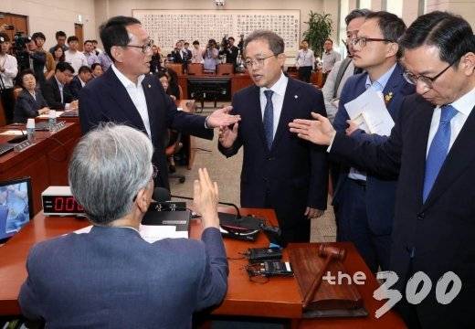 여상규 국회 법제사법위원회(앞줄 왼쪽부터 시계방향으로) 위원장과 김도읍 자유한국당 간사, 송기헌 더불어민주당 간사를 비롯한 더불어민주당 의원들이 2일 오전 서울 여의도 국회에서 열린 법제사법위원회 전체회의에서 조국 법무부 장관 후보자 인사청문회 증인 채택과 관련해 논쟁을 벌이고 있다. /사진=홍봉진 기자