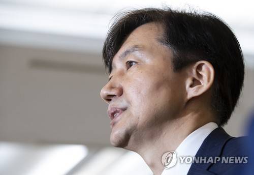 발언하는 조국 장관 후보자 (서울=연합뉴스) 윤동진 기자 = 조국 법무부 장관 후보자가 2일 서울 종로구 적선현대빌딩에 마련된 인사청문회 준비사무실에서 나와 기자회견을 하고 있다. 2019.9.2 mon@yna.co.kr