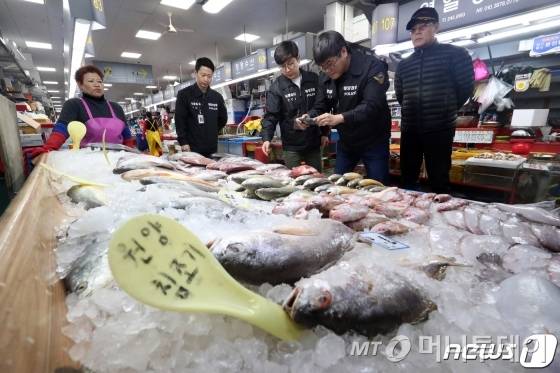 (부산=뉴스1) 여주연 기자 = 설 명절을 앞둔 24일 오후 부산 자갈치시장에서 부산 해경 단속반이 수산물 원산지 허위 표시에 대한 단속을 하고 있다. 2019.1.24/뉴스1  <저작권자 ⓒ 뉴스1코리아, 무단전재 및 재배포 금지>