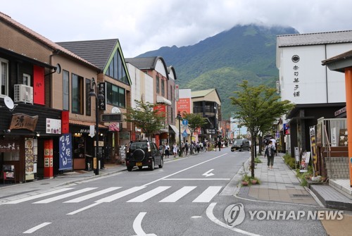 한국의 일본 여행 불매 운동에 한산한 일본 유후인 거리 [연합뉴스 자료사진]