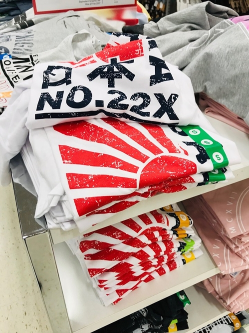 호주 대형할인매장 빅더블유(Big W)에서 판매된 욱일기 문양의 티셔츠 (양재현 씨 소셜미디어 페이스북 캡처)