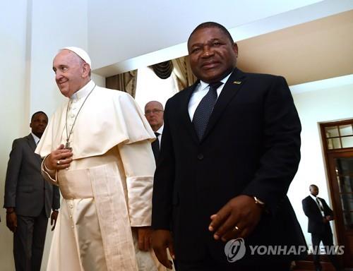 아프리카 모잠비크를 방문한 프란치스코 교황(왼쪽)과 뉴시 모잠비크 대통령(오른쪽)[AFP=연합뉴스]