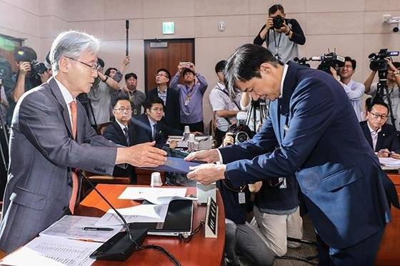6일 국회에서 열린 조국 법무부 장관 후보자에 대한 인사청문회에서 조 후보자가 성실하고 진실된 답변만 하겠다는 선서문을 여상규 법제사법위원장에게 전달하고 있다. 사진=서동일 기자