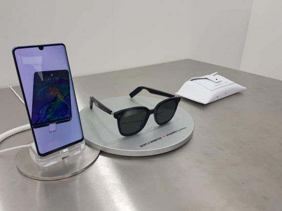 화웨이와 젠틀몬스터가 협업해 IFA 2019에서 선보인 음악을 들을 수 있는 선글라스. 향후 전화받기, 스마트기기 음성제어 기능도 추가될 예정이다.