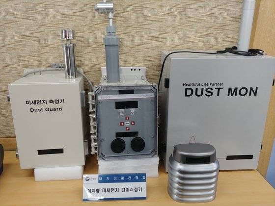 민간 측정망에서 사용하고 있는 미세먼지 간이측정기. 김정연 기자