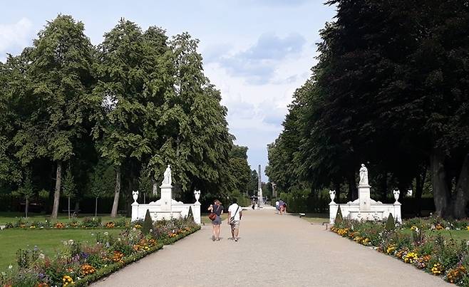 루스트가르텐에서 동쪽에 있는 오벨리스크를 바라본 풍경.