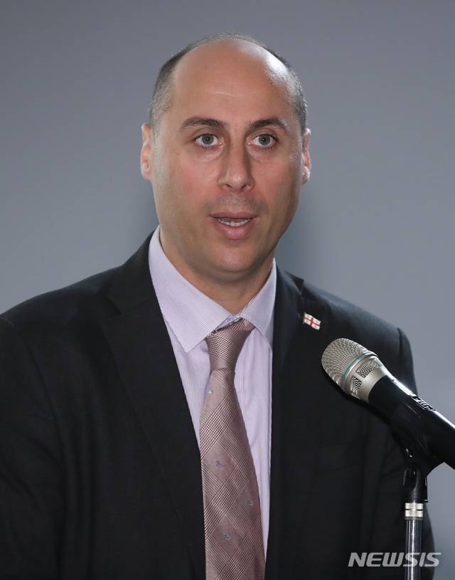 【서울=뉴시스】조수정 기자 = 오타르 베르제니쉬빌리 주한 조지아 대사가 9일 오전 서울 반포동 국립중앙도서관(관장 서혜란)에서 열린 '호랑이 가죽을 두른 용사-한권의 책으로 유럽과 아시아를 잇다' 전시 개막식에서 인사말 하고 있다. 2019.09.09. chocrystal@newsis.com